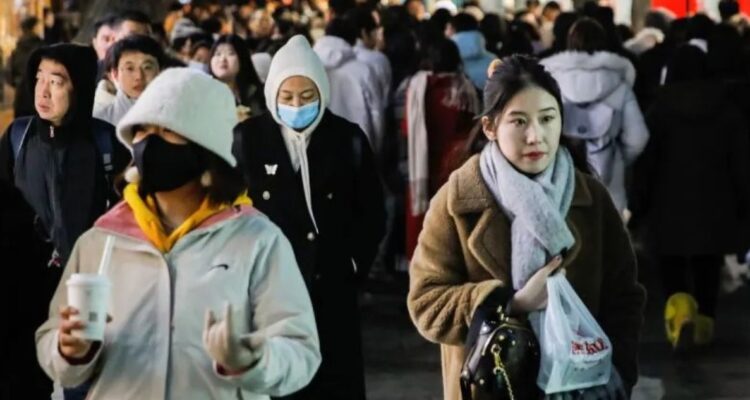 Desde Salud en China confirmaron que aumentarán las camas para tratar la fiebre en pacientes por un brote de infecciones respiratorias tras reunión con OMS