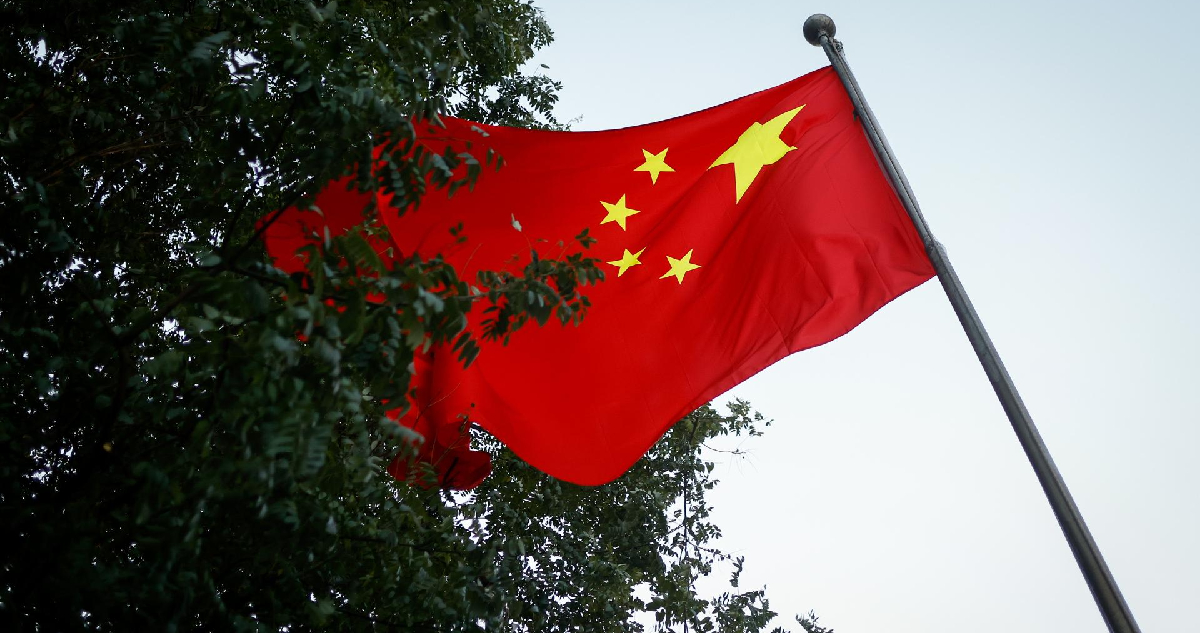 Bandera china flameando en algún lugar de Beijing, capital de la potencia asiática