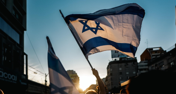 Bandera de Israel flamea en manifestación a favor de su causa.