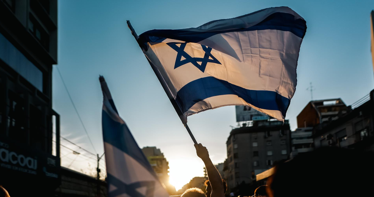 Bandera de Israel flamea en manifestación a favor de su causa.