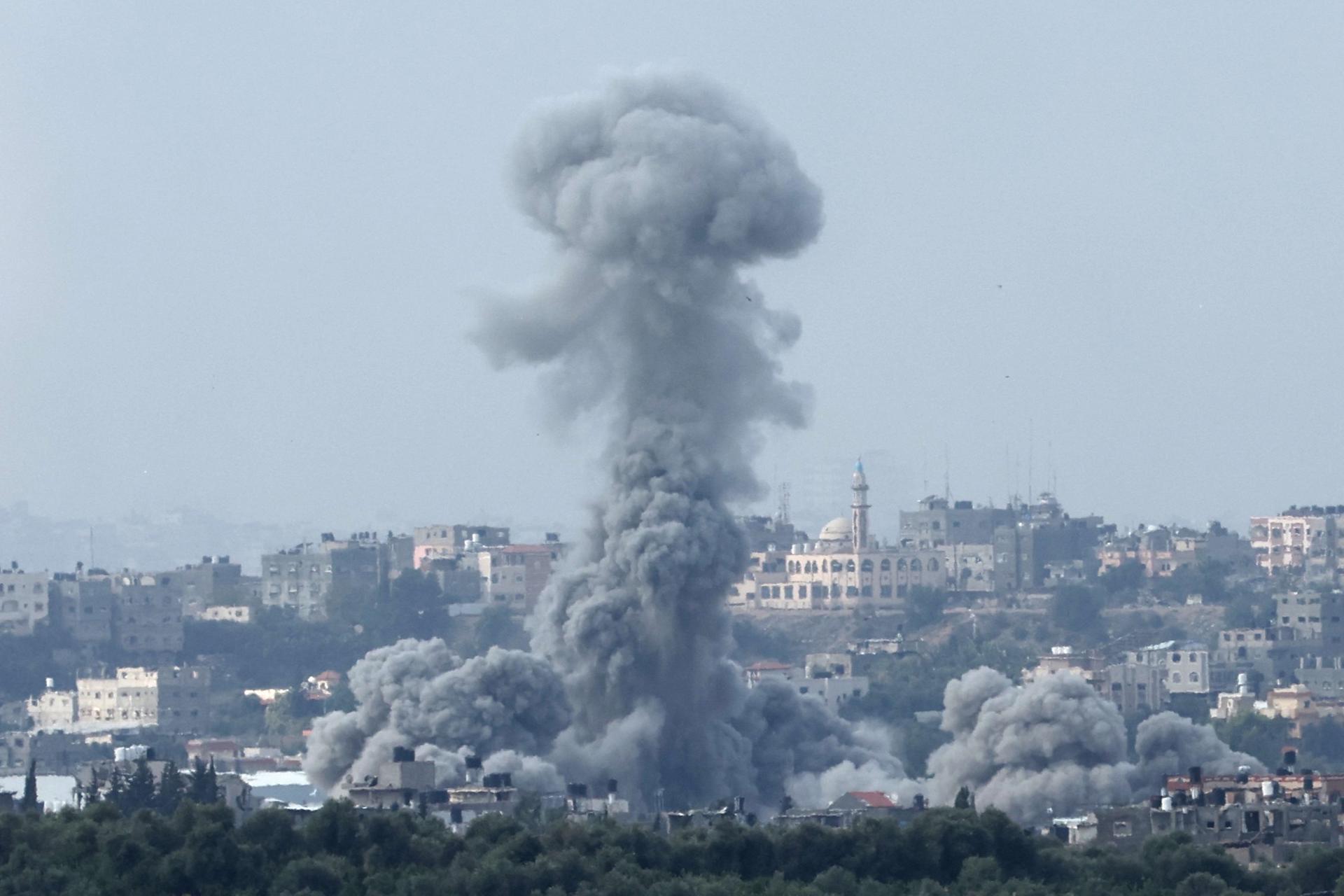 Humo en el norte de la Franja de Gaza tras un ataque aéreo israelí, visto desde Sderot