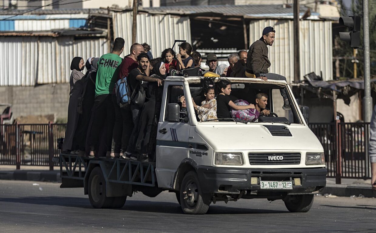 Palestinos evacuando hacia el sur de la Franja de Gaza 