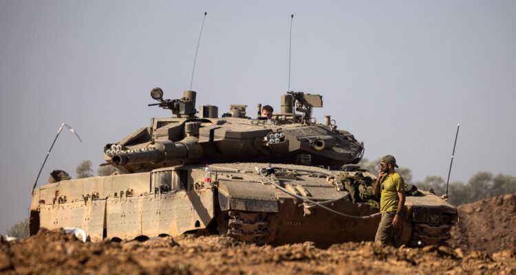 Soldados israelíes realizan trabajos de mantenimiento en tanques en la frontera con Gaza