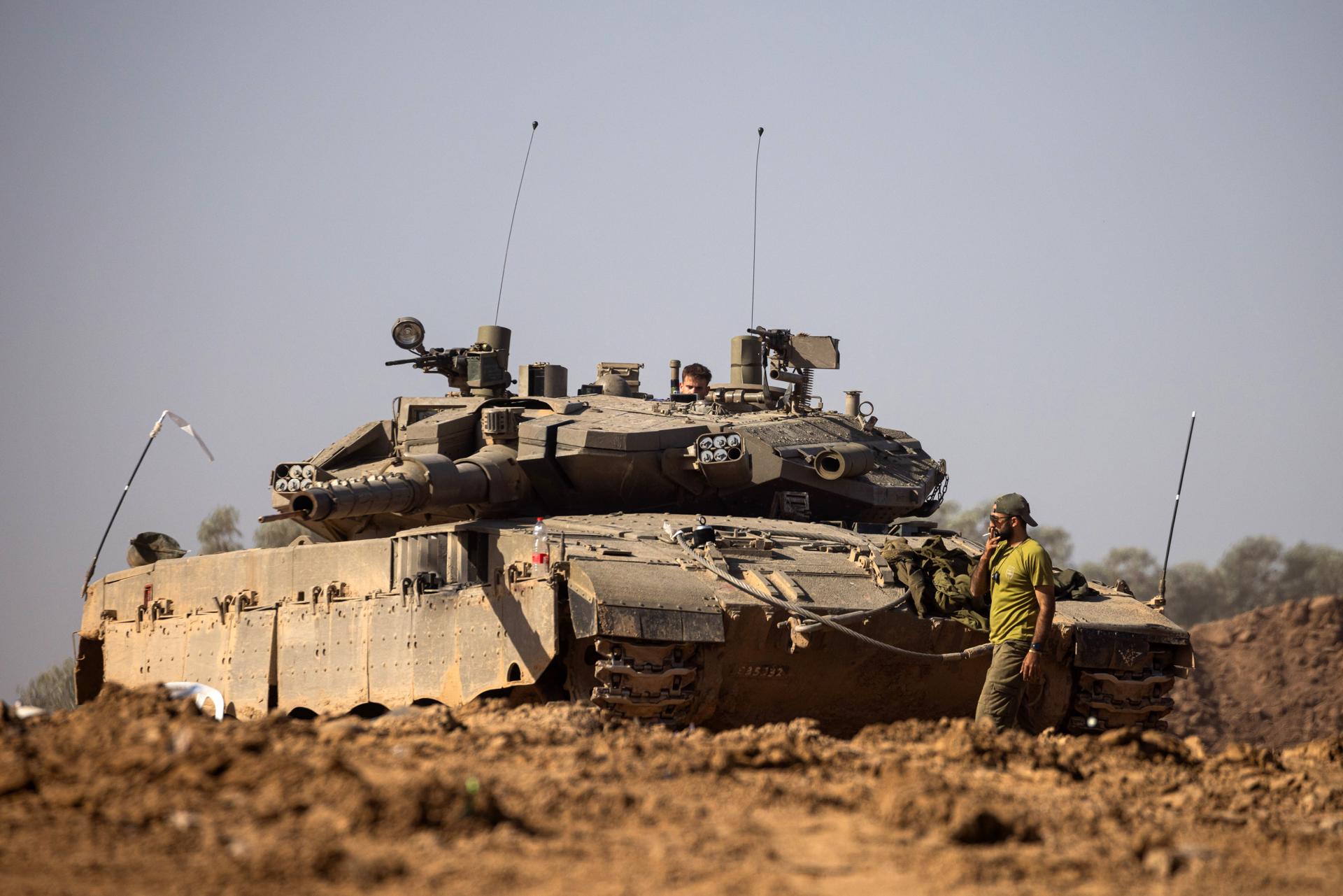 Soldados israelíes realizan trabajos de mantenimiento en tanques en la frontera con Gaza