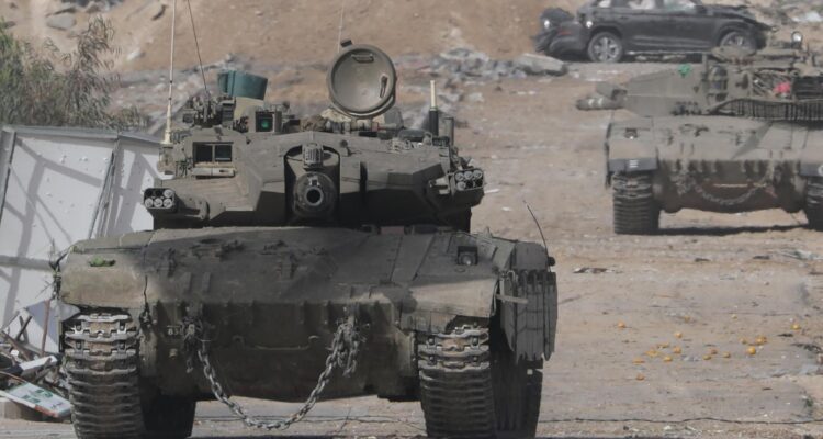 Tanques israelíes avanzan por la carretera Salah Al Din en el centro de la Franja de Gaza