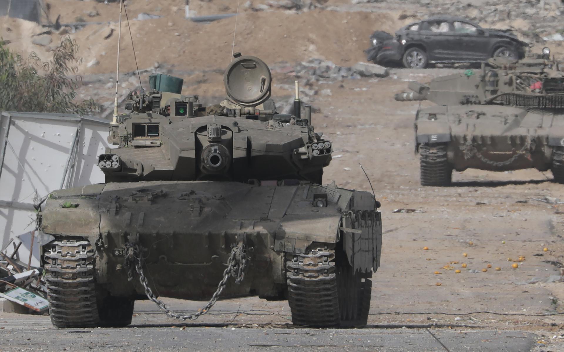 Tanques israelíes avanzan por la carretera Salah Al Din en el centro de la Franja de Gaza