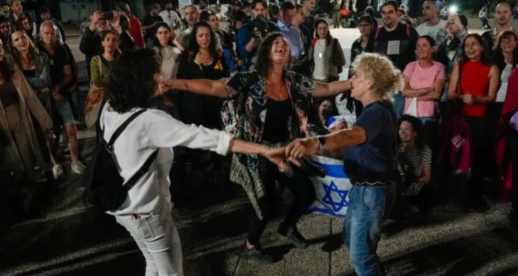 Israelíes celebran la noticia de la liberación de los cautivos