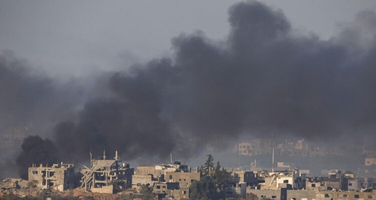El humo se eleva sobre los edificios dañados en la parte norte de la Franja de Gaza