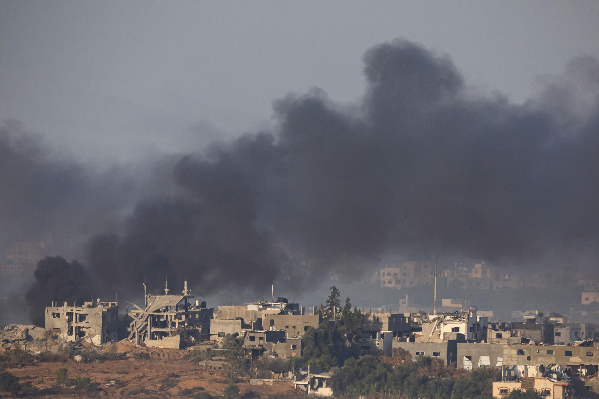 El humo se eleva sobre los edificios dañados en la parte norte de la Franja de Gaza