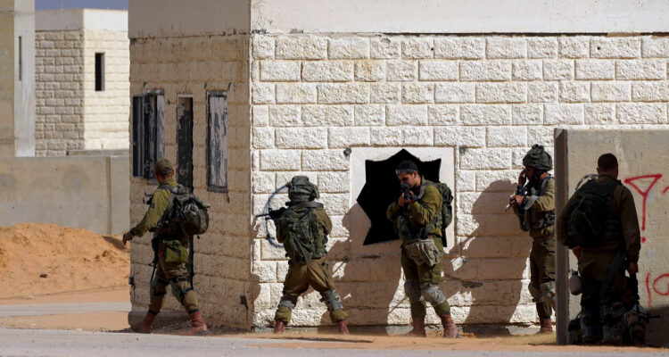 Israel y Hamás se acusan de vulnerar con bombardeos la tregua para liberar rehenes en Gaza