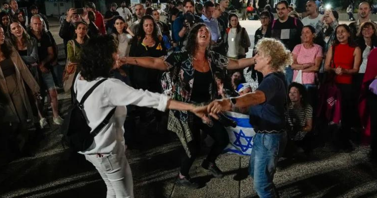 Israelíes celebran la noticia de la liberación de los cautivos