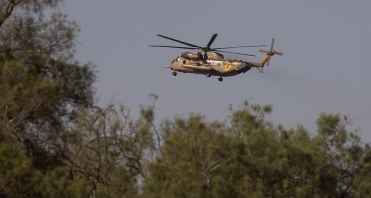 Un helicóptero del ejército israelí sobre la base aérea de Hatzerim