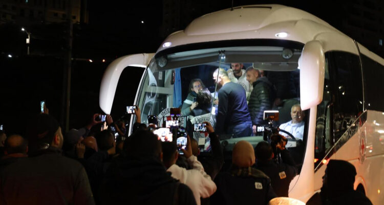 Israel excarcela a 30 mujeres y niños palestinos tras liberación de 12 rehenes por Hamás