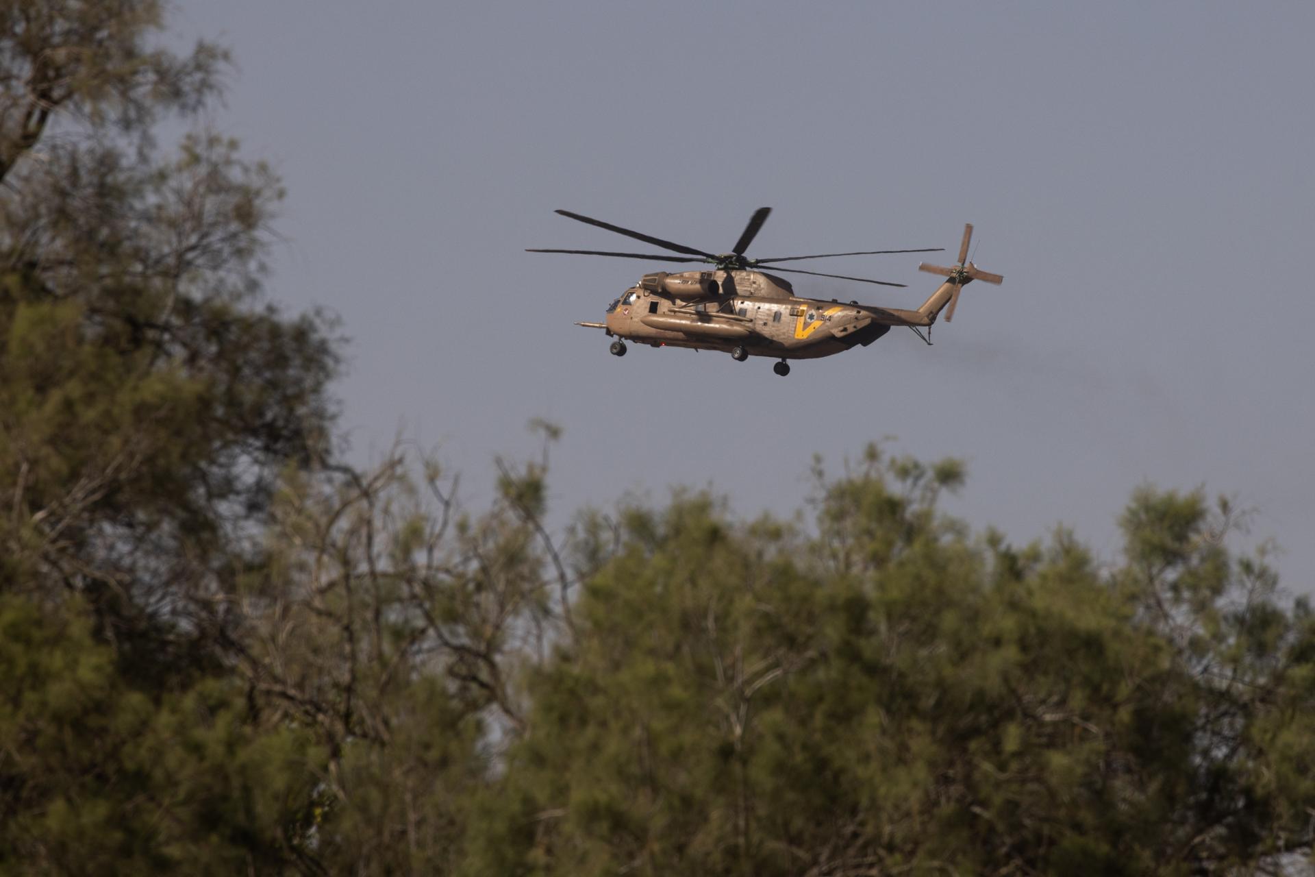 Un helicóptero del ejército israelí sobre la base aérea de Hatzerim
