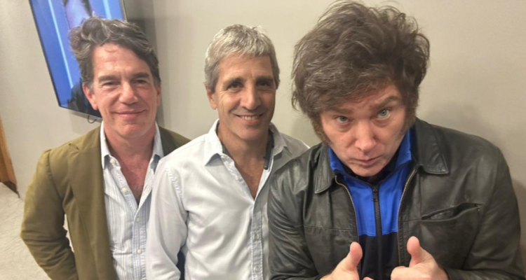 Milei junto a su futuro jefe de Gabinete, Nicolás Posse, y Luis Caputo, probable ministro de Economía