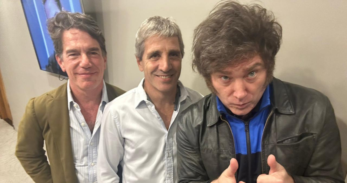 Milei junto a su futuro jefe de Gabinete, Nicolás Posse, y Luis Caputo, probable ministro de Economía