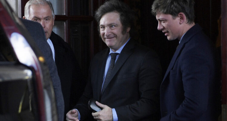 El presidente electo de Argentina, Javier Milei, parte del Hotel Hay Adam en los Estados Unidos