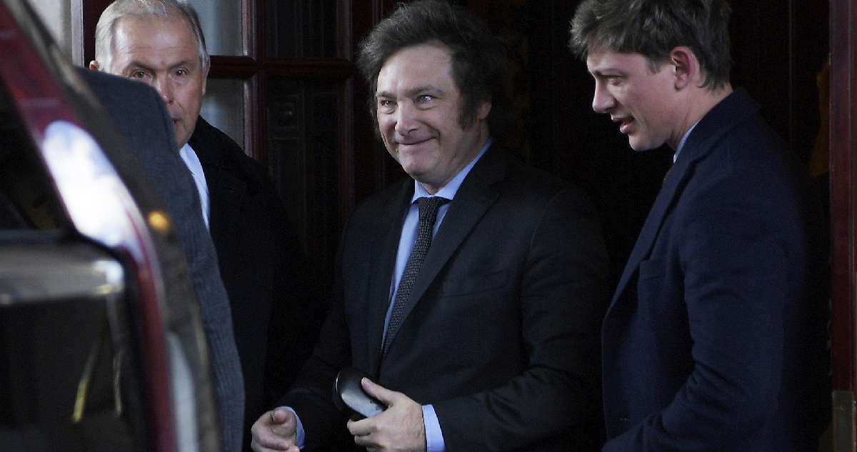 El presidente electo de Argentina, Javier Milei, parte del Hotel Hay Adam en los Estados Unidos