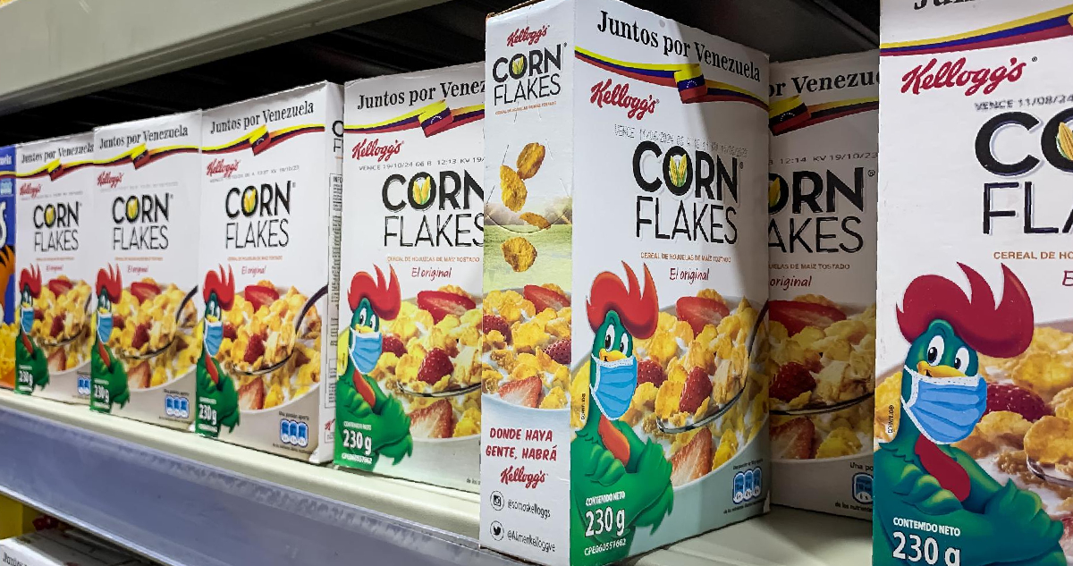 cajas de cereales Corn Flakes en un estante de un supermercado en Venezuela