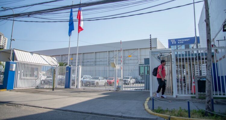 Allanan oficinas de laboratorio Sanderson en Concepción y Santiago por caso de suero contaminado