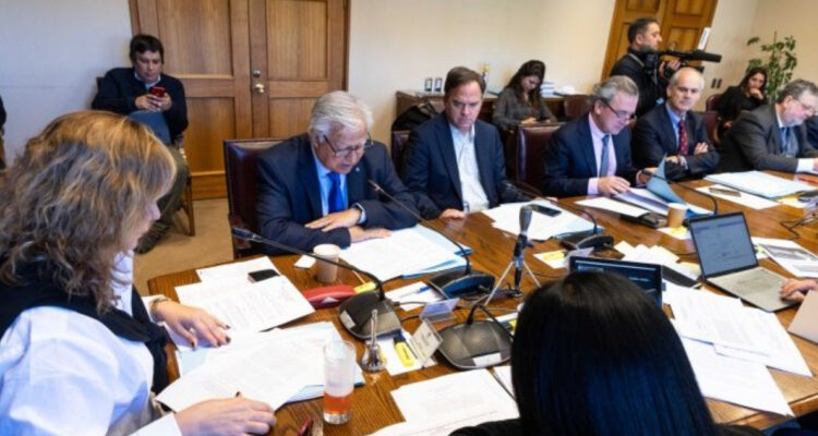 Ley Karin enfrenta último tramo en comisión de Trabajo del Senado: comenzó votación en particular