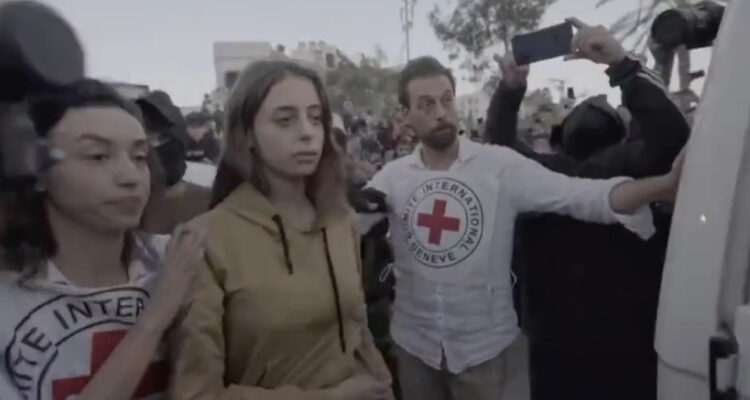 Cámaras, militares, ante la Cruz Roja y una gran multitud: así fue la liberación de Mia Schem en Gaza