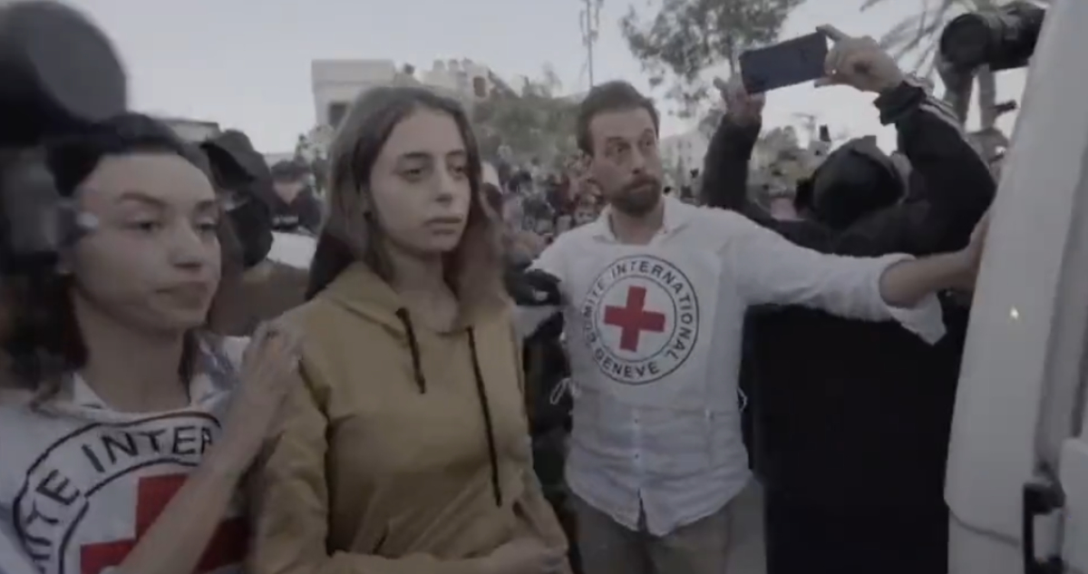 Cámaras, militares, ante la Cruz Roja y una gran multitud: así fue la liberación de Mia Schem en Gaza