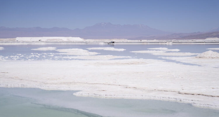 Fotografía de archivo fechada el 24 de octubre de 2022 de una piscina de salmuera de SQM para la producción de litio