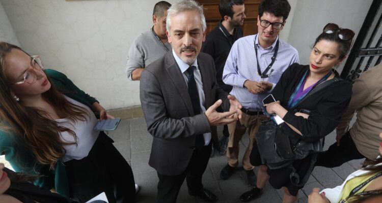 Luis Thayer explica que avión con expulsados no pudo partir a Venenzuela por falta de permiso