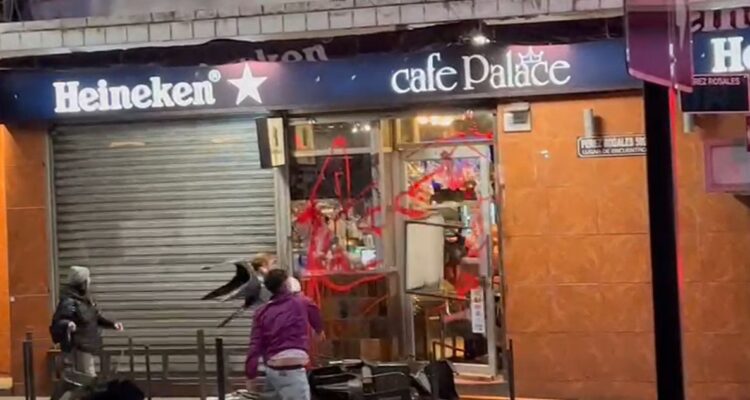 Decenas de manifestantes atacan café en centro de Valdivia: acusan a dueño de caso de maltrato animal