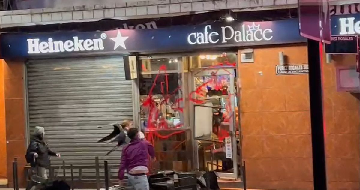 Decenas de manifestantes atacan café en centro de Valdivia: acusan a dueño de caso de maltrato animal