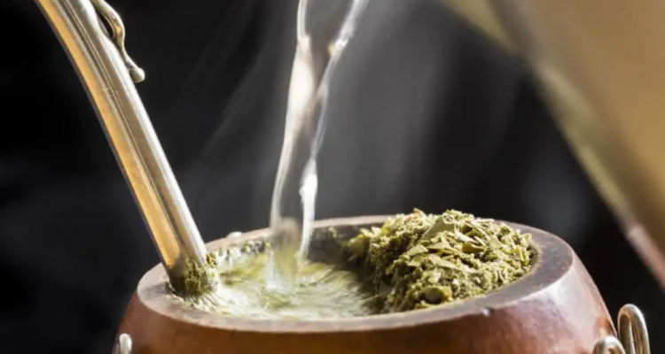 Sernac alerta por 14 mil bombillas de mate vendidas en Chile por riesgo de ingesta de trozos metálicos