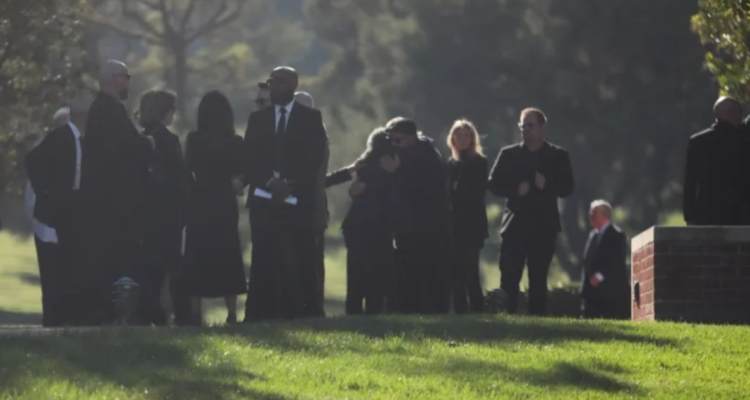 Familiares de Mathew Perry en su funeral | TMZ