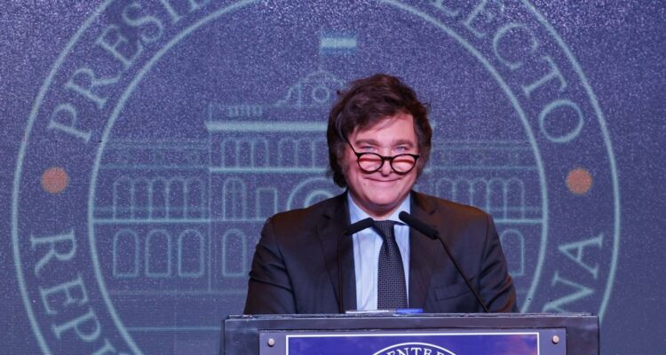 Javier Milei, el presidente electo de Argentina en una conferencia de prensa este lunes.