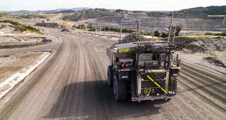 Vista de la mina Cobre Panamá y un camión de la misma