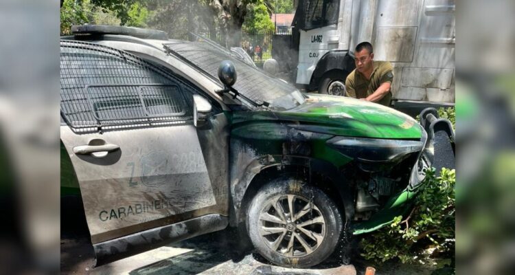Encapuchados queman vehículo de Carabineros con bombas mólotov a las afueras de Ex-Pedagógico en la RM
