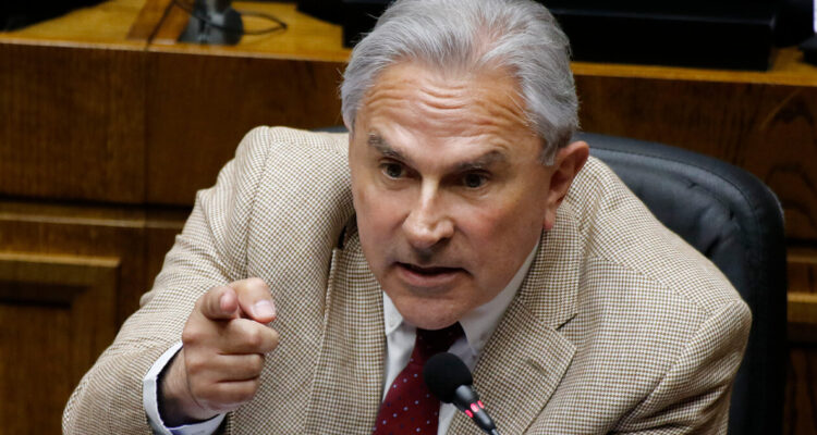 Senador Moreira estaría viviendo sus últimas horas en la UDI