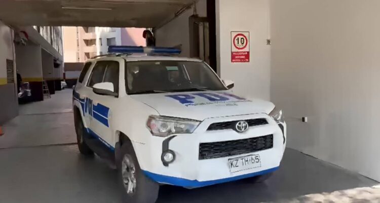Hallan cuerpo de extranjero con impacto balístico al interior de departamento en Santiago Centro
