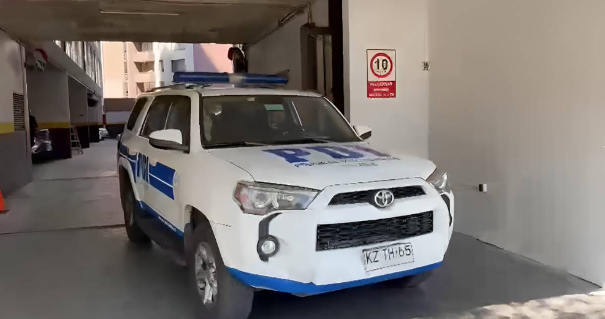 Hallan cuerpo de extranjero con impacto balístico al interior de departamento en Santiago Centro