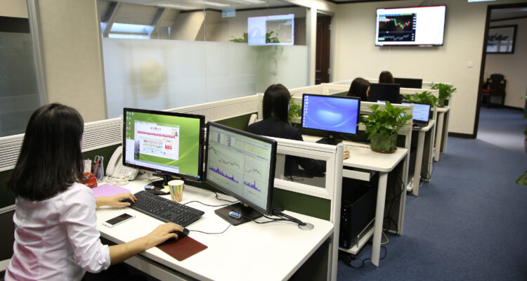 El gobierno italiano firma pacto con empresas para facilitar la maternidad