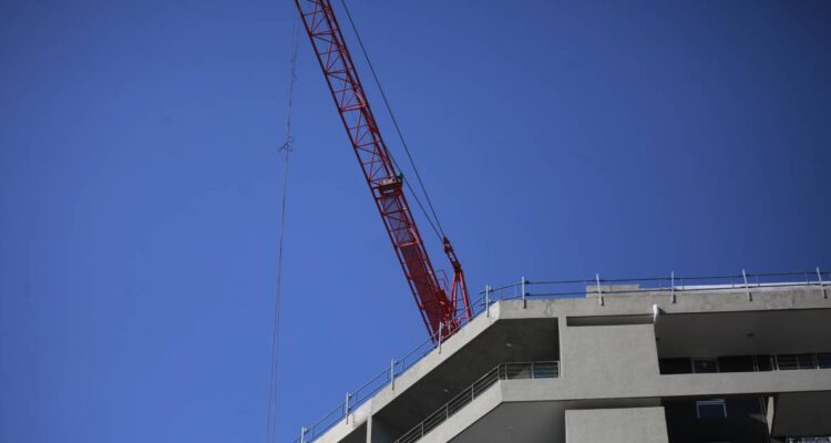 Confirman multa de 74 UTA por ruidos molestos a faena de construcción de edificio en Las Condes