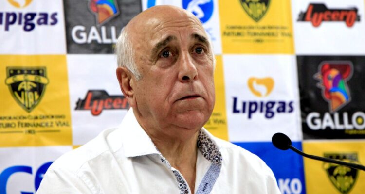 Alerta en el fútbol chileno: reportan grave estado de salud de Nelson Acosta, histórico DT de La Roja