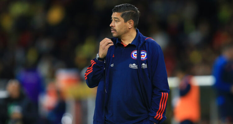 Nicolás Córdova dirigiendo a La Roja.