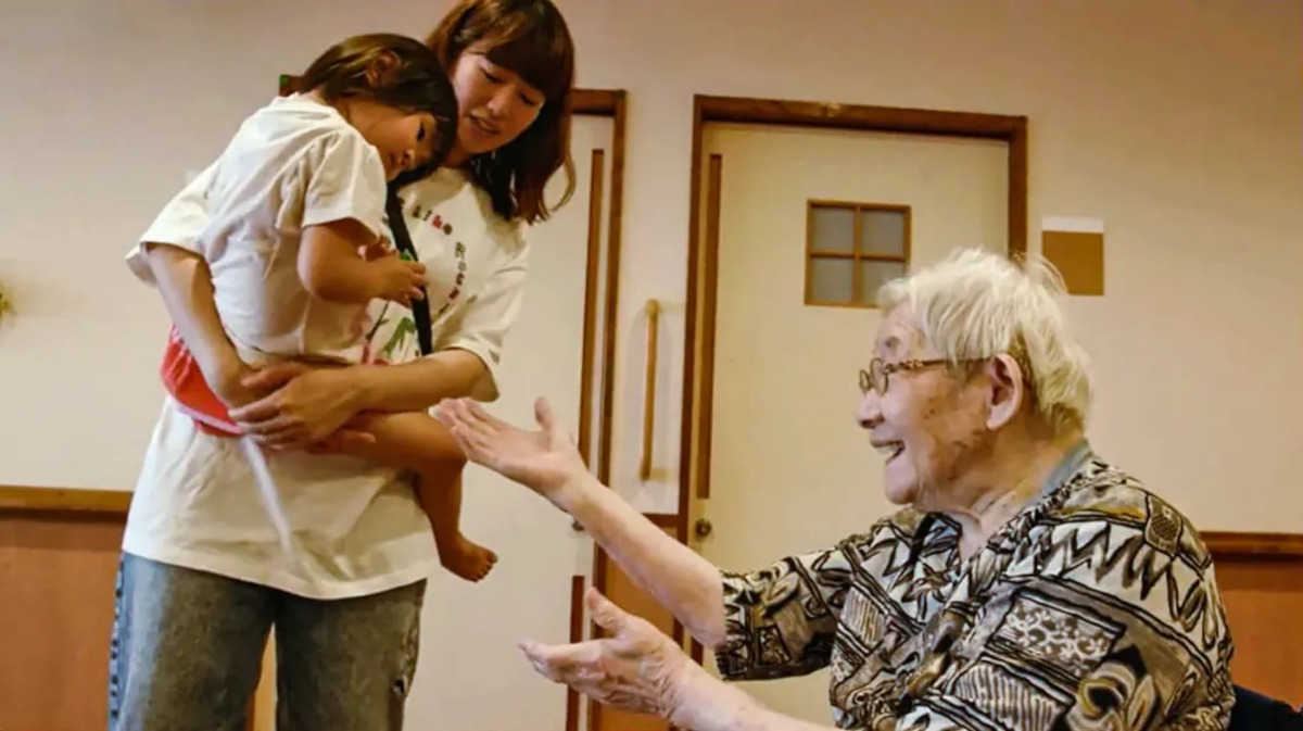 Niños trabajan llevando alegría a hogares de ancianos japoneses