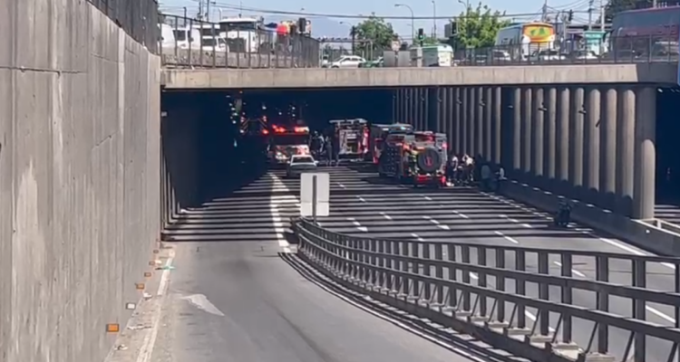 Incendio vehicular en el túnel