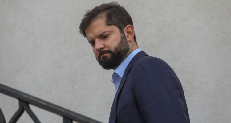 Previo al plebiscito: oposición arremete contra Boric y lo acusa de “intentar intervenir” en campaña