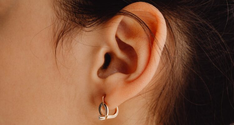 Las orejas no crecen con la edad, pero se vuelven más flácidas y eso las hace ver más grandes.