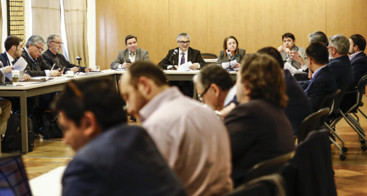 Fotografía de una reunión en el contexto del Pacto Fiscal