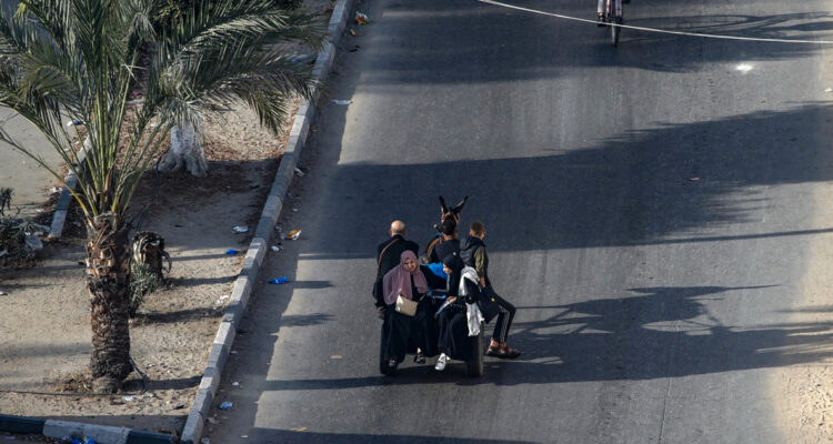 Más de 50 mil palestinos han huido del norte de Gaza en las últimas 24 horas según cifras de la ONU