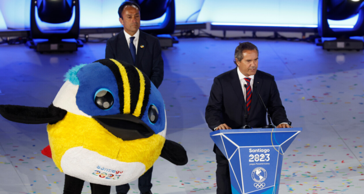 Presidente de Panam Sports celebra en el cierre de los Panamericanos.